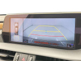 バックモニター付なので後退時に後方が見えるので安心。 車は構造上、死角がたくさんなので万が一を考えると必須ですね。 あくまで補助の為の装備、バックは目視で確認する事が重要ですよ。