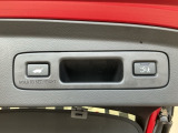お好みの位置で止められるメモリー機能付の電動リアゲートです!後ろが狭い駐車場でもスムーズに荷物を積めて、さらに背が低い人の手がムリなく届く高さで止めることも可能です!