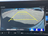 バックカメラはシフトレバーを「R」にすると、後方の映像をモニターに表示。