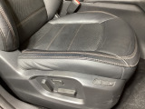 運転席にはドライバーの体型や好みに応じて前後方向だけでなく、高さの調整ができるシートリフターを装備!