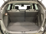 ラゲッジも広く使いやすいトランクは、開口部も広く荷物の積み下ろしもしやすいお車となっております。リアシートの背もたれは6:4の割合で分割して可倒できるので、長いお荷物などを載せることもできます。