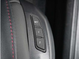 【メモリーシート】ドライバーごとに設定したシート位置を記憶して、ボタン一つで切り替えできる便利な機能。運転する方に合わせたシート位置となるので複数名が乗られるご家庭にオススメです。