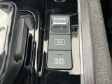 【オートブレーキホールド】ブレーキペダルを踏んで停車すると、ブレーキペダルから足を離してもクルマがブレーキ力を維持!! 踏み続けなくていいから足の疲れを緩和します。