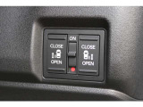リアは両側パワースライドドアで、開閉には運転席のスイッチ、またはスライドドアのドアハンドルを少し引くだけで自動開閉します。