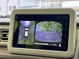 画面には車両周辺を上から捉えた表示と後方映像が並び、駐車時の周囲確認をサポートします。ガイド線も表示されるため、車庫入れや切り返しの際に位置を把握しやすい装備です。