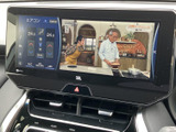 テレビ映像を表示できるため、停車中の休憩時間にも番組を視聴して過ごせます。エアコンの情報も同じ画面に表示され、停車時に必要な情報を一緒に確認できます。