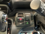 低燃費運転をサポートするECONモード。エンジンやエアコンといった、クルマ全体の動きを燃費優先で自動制御します。空調など快適性を優先したいときは、スイッチを押してOFFにできます。