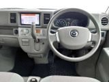 【運転席インテリアデザイン】左右対称のインテリアデザインでドライバーを包み込み運転に集中できるように設計されています。