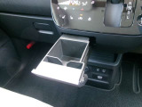運転席からもスムーズに手が届く設計で、信号待ちやちょっとした休憩にさっと飲むことができるのでロングドライブも快適です。