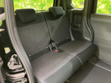 後席は左右に並ぶシートとそれぞれのヘッドレストを備え、同乗者がくつろぎやすい空間です。窓から外を眺められ、落ち着いた色合いでまとまっています。