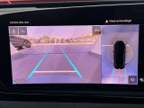●リアビューカメラ『入車経路を算出し、ガイドラインと補助線をディスプレイに表示します。同時にバンパーに内蔵のセンサーが障害物を感知し音で注意を促します。後方の死角も安心していただけます。』