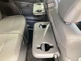 (快適パックに含まれる装備)後席のパーソナルテーブルはお子様が車内で飲み物を飲んだり食べたしする際に便利です。普段使用しないときは折りたたみ収納できます。
