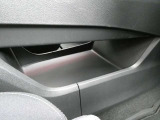 センターコンソール下部には大型のアンダートレイを配置。ティッシュボックスや小物をすっきりと収納でき、宙に浮いたようなブリッジ形状で運転席周りの使い勝手を高めています。