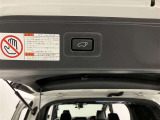 電動開閉するパワーバックドアのスイッチです。女性でもボタンひと押しでラクラクです♪♪