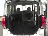 後部座席を倒すと広々とした荷室に早代わり!!大きなものもバッチリ入りますよ!!
