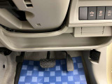 【運転席アンダートレー】タオル等置くのに便利