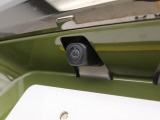 後退時に車両の後ろ側をモニター画面に表示します。車庫入れなどでバックする際に後方確認ができて便利です。車庫入れが苦手な人もこれで安心。