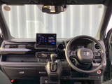 運転席周りです。カップホルダーや小物の収納などは必須ですよね!!使い勝手の良いつくりになっております!!