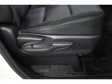 運転席シートリフター装備!シートの上下調整で運転操作の視界を確保できます。