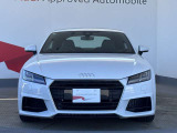 Audiの象徴であるシングルフレームグリルをよりワイドで低くシャープなデザインとすることでワイド&ローのフォルムを協調しています。