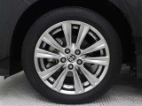 高輝度塗装の18インチアルミホイールが装着されています。タイヤサイズ235/50R18