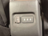 後席に乗る方のスマホ等の充電に便利な充電用USBソケットを完備。後席シートベルトの装着状況を一目で確認できるインジケーターも備わっています。