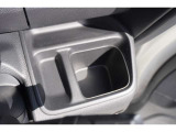 運転席にもドリンクホルダーと、コインや小物を置くのに便利な収納スペース付き☆