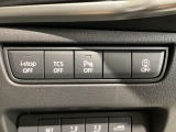 運転席脇のクラスタースイッチ部分にはパーキングセンサー、その他走行系スイッチを集中配置しております。