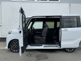助手席側ドアと左側スライドドアの間に柱のない車体構造となっており、広々使えて便利です!
