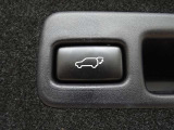 パワーバックドアを装備しています。バックドアを運転席からも開閉できます、便利ですよ。