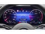 高いレベルの知性を備えたメルセデスの「インテリジェントドライブ」は、ドライバーの疲労を軽減し、安全かつ快適なドライブの一助となります。