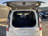 バックドアの真ん中から開けることが可能です。後ろが狭くても荷物を収納したり出したりすることも簡単に出来ます。