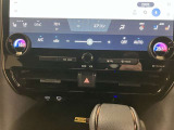 運転席側と助手席側で別々に温度調節ができるエアコンです