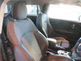 【運転席】スポーツシートでドライバーの体にフィットし、運転をしっかりとサポートしてくれます!