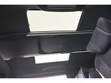ボタンひとつで開閉可能開放感たっぷりのサンルーフが装着されています、車内に明かりを取り入れたり景色を楽しむ以外にも、よどみがちな車内の空気も簡単に換気できて快適