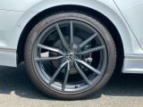 純正19インチアルミホイールが装着されております。モデル別にデザインされておりこちらの車両を足元からイメージに合うように考えられております。車のデザインを印象付けるのではないでしょうか?