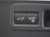 後ろが狭くてもサッと積める。途中で止められる安心のバックドア。後ろの駐車スペースが狭い時に重宝しますよ♪