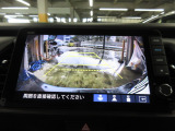バックカメラの画像です。ガイドラインがスムースな車庫入れをサポートいたします。車庫入れの安心感がアップしますね。
