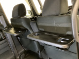 運転席・助手席の背もたれには、2列目シート用にカップホルダー付きの「格納式のシートバックテーブル」を装備しています。休憩時のちょっとした時間などカップを置いたり、小物置きに使えて便利です。