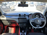 運転席から前方まで見通しやすいレイアウトで、毎日の乗り降りや運転時も落ち着いて過ごせます。シートや足元もすっきりまとまり、清潔感のある空間です。
