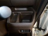 運転席の届きやすいところにドリンクホルダーがついています。視線をそらすことなく手に取れるので運転に集中できて安心ですね。