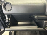 ちょっとしたところは収納ボックスにもなっています。車内はサイズも決まっているので、収納が少ないと思っているアナタ!ご安心ください。さまざまなところに収納が隠れているんです♪