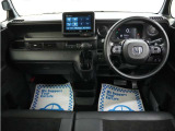 運転にかかわる様々な操作を安全に行えるように視点移動が少なく、操作性に配慮されたスイッチ類が凝縮されたコクピットです。