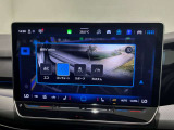 【トラベルアシスト】車間距離と車速を設定するだけで前車に追従。アクセルやブレーキ、ハンドル操作もサポートしてくれるので長距離運転もラクラクです。
