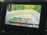 【バックカメラ】駐車時に後方がリアルタイム映像で確認できます。大型商業施設や立体駐車場での駐車時や、夜間のバック時に大活躍!運転スキルに関わらず、今や必須となった装備のひとつです!