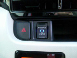 USB電源2口が運転席&助手席前にございます♪スマホ等の充電にご使用くださいませ♪