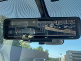 【スマートルームミラー】バックドアについてますカメラと連動して、後方の映像がルームミラーに映ります。