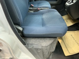 エンジン・ミッション等の主要機関から車内の快適装備、オイル等の消耗品に至るまで、国家整備士が点検整備を行います。