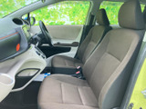 運転席と助手席にゆとりあるシートを配し、落ち着いた色合いでまとめた前席空間。窓まわりが広く、座ったときに周囲を見渡しやすい室内です。
