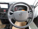 運転が楽しくなる明るく開放的な運転席まわりです。